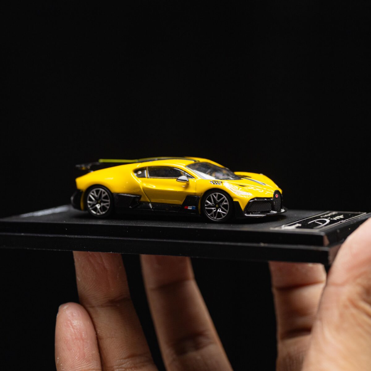 BUGATTI DIVO DIAMOND YELLOW