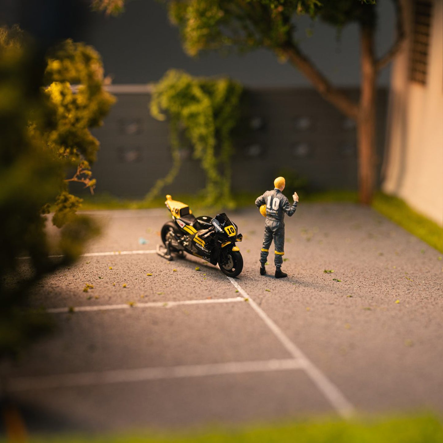 DUCATI MOTOGP EVENT NO. 10 LACQUERED DOLL SET