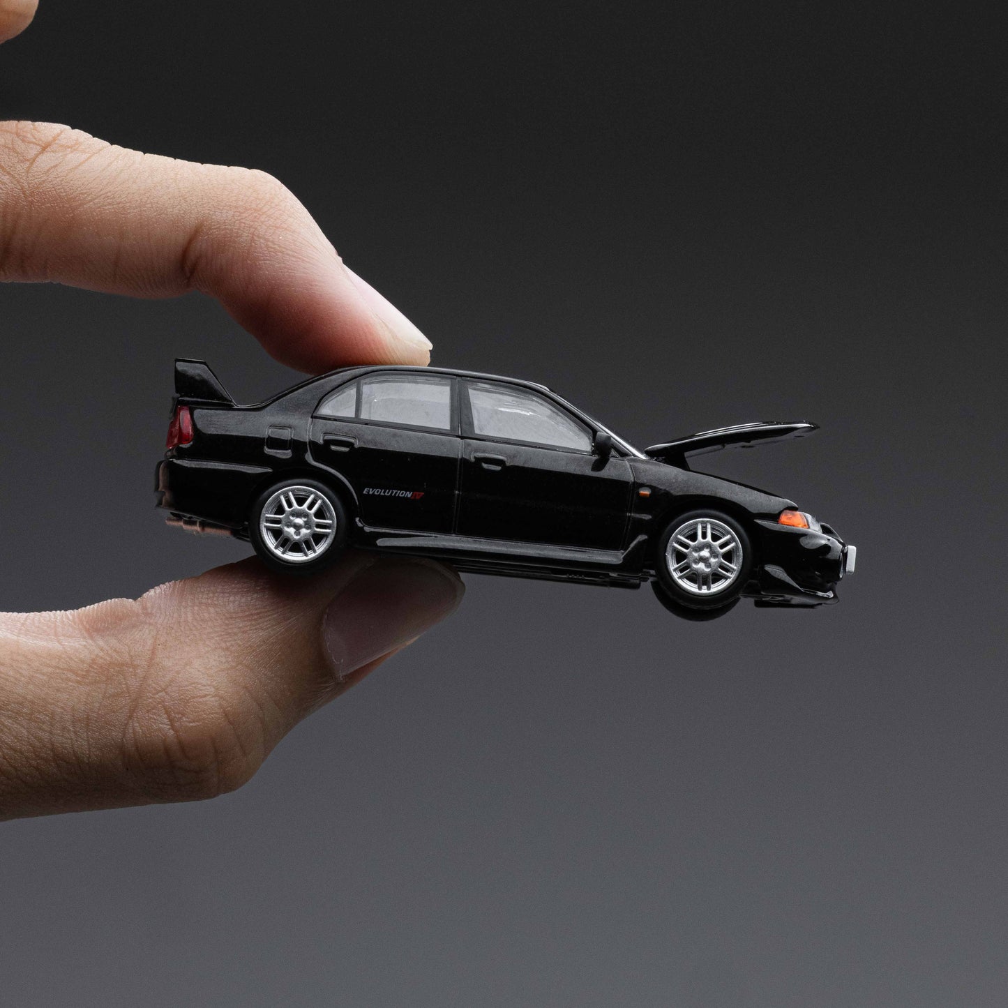 POPRACE 1:64 MITSUBISHI LANCER EVOLUTION IV – PYRENEES BLACK PEARL
