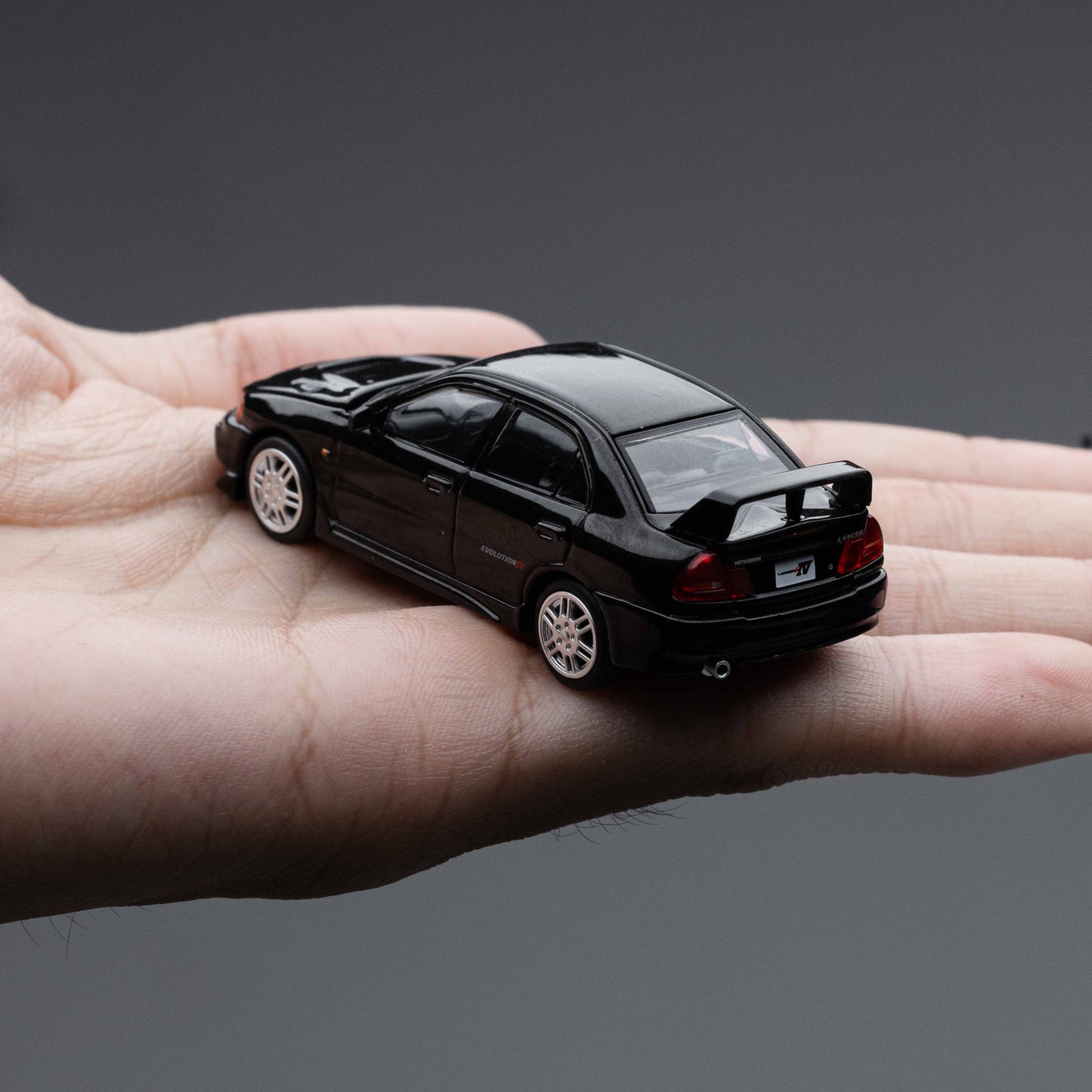 POPRACE 1:64 MITSUBISHI LANCER EVOLUTION IV – PYRENEES BLACK PEARL
