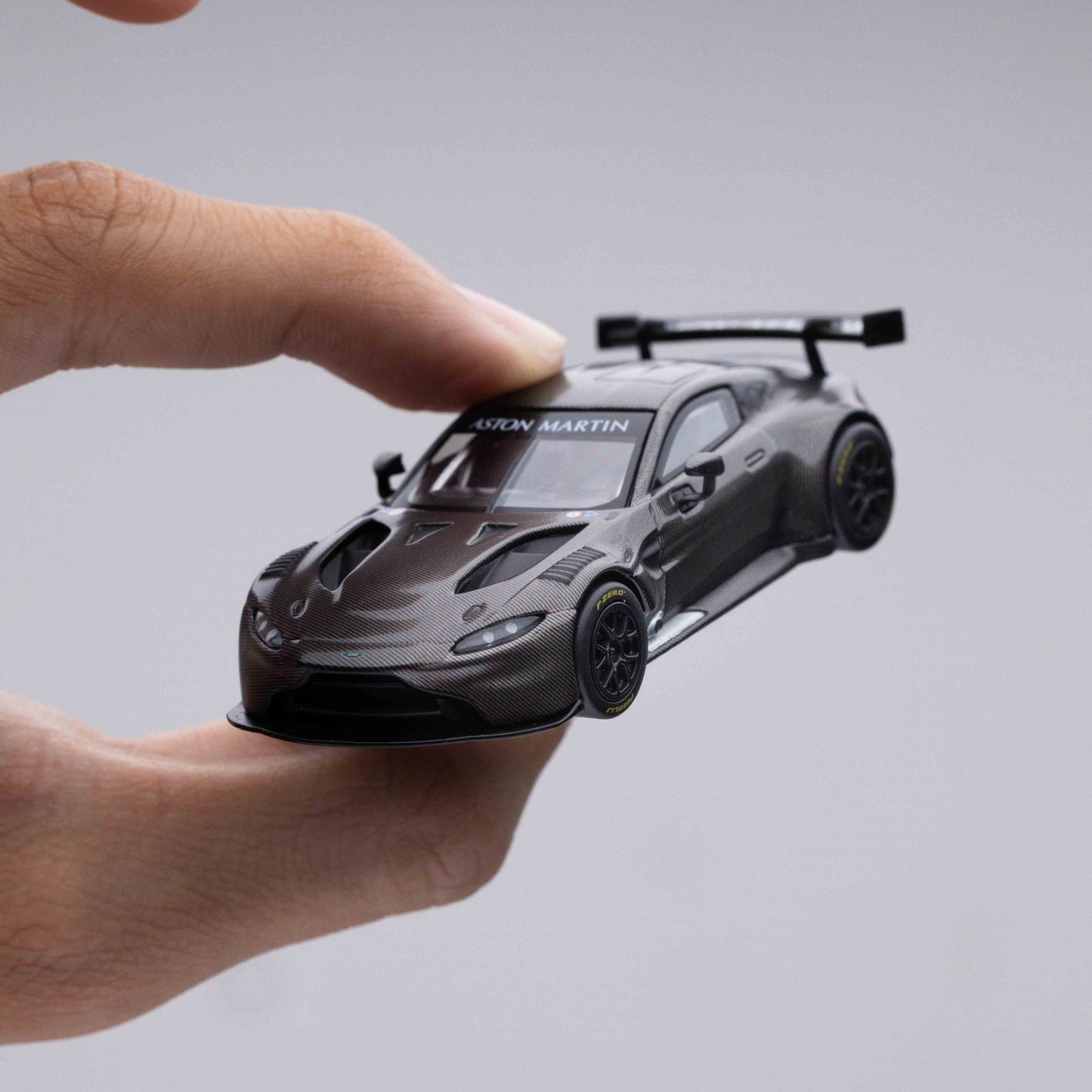 POP RACE 1:64 ASTON MARTIN VANTAGE GT3 CARBON EDITION