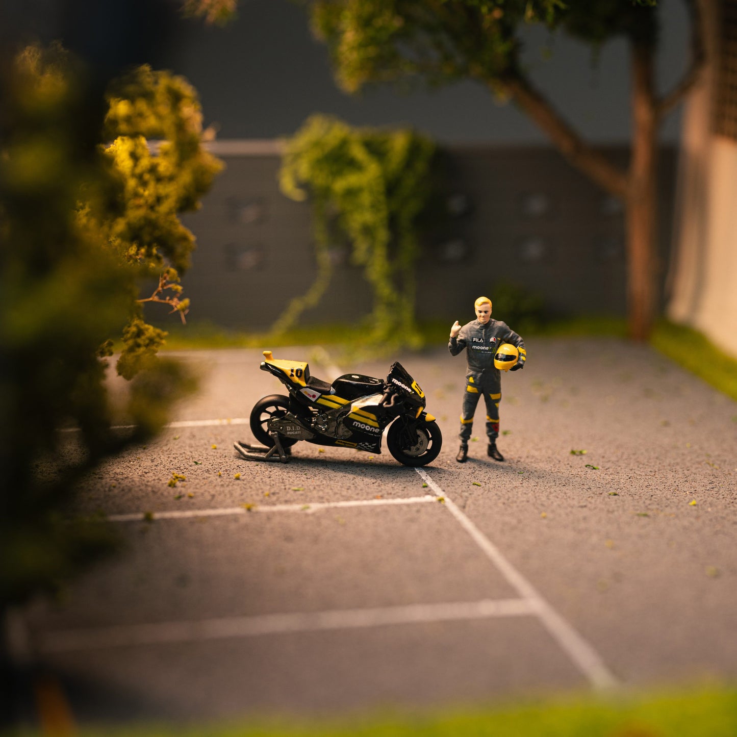 DUCATI MOTOGP EVENT NO. 10 LACQUERED DOLL SET