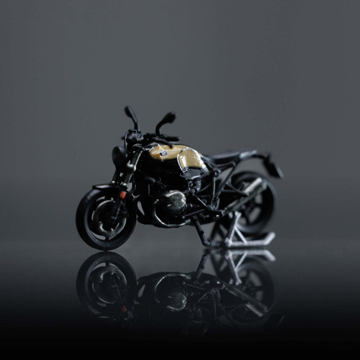 MOREART 1:64 BMW R NINET BLACK GOLD MOTORCYCLE GIRL DOLL SET RESIN MODEL