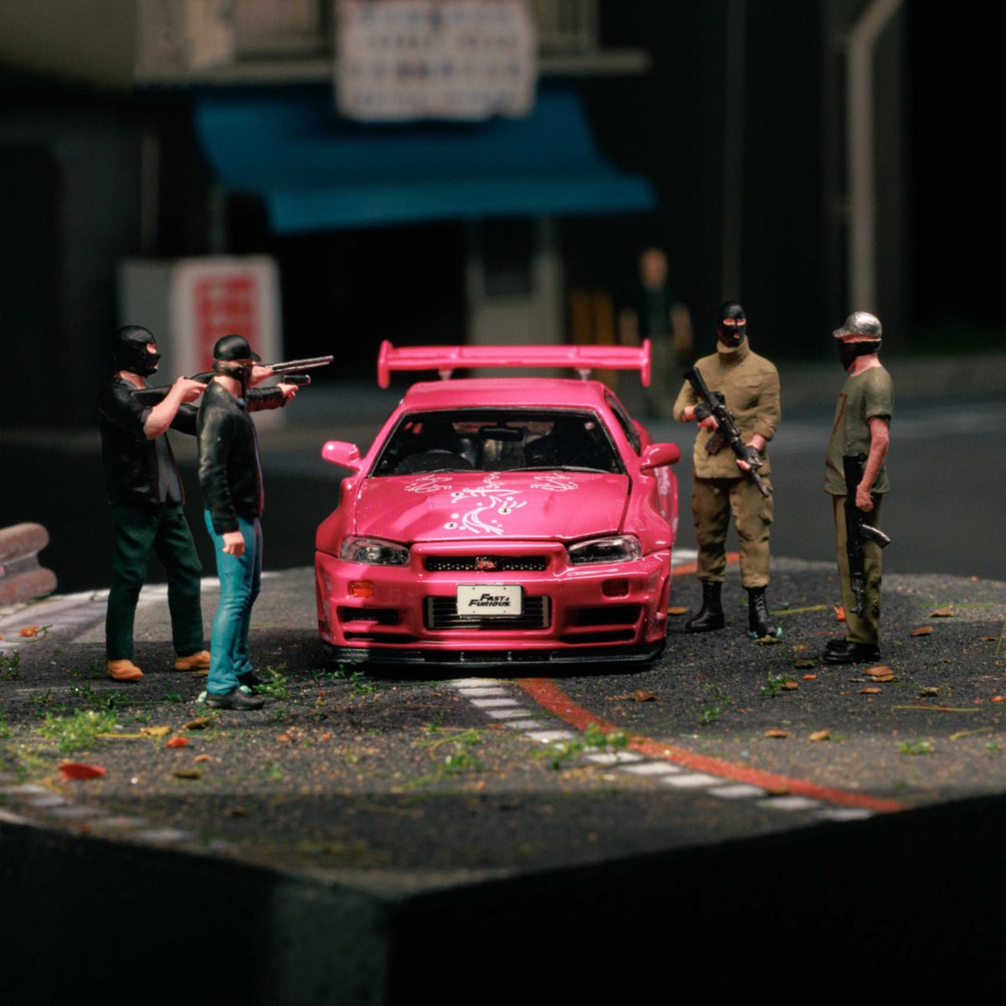 MORE ART 1:64 ARMED ROBBER DOLL SET RESIN MODEL
