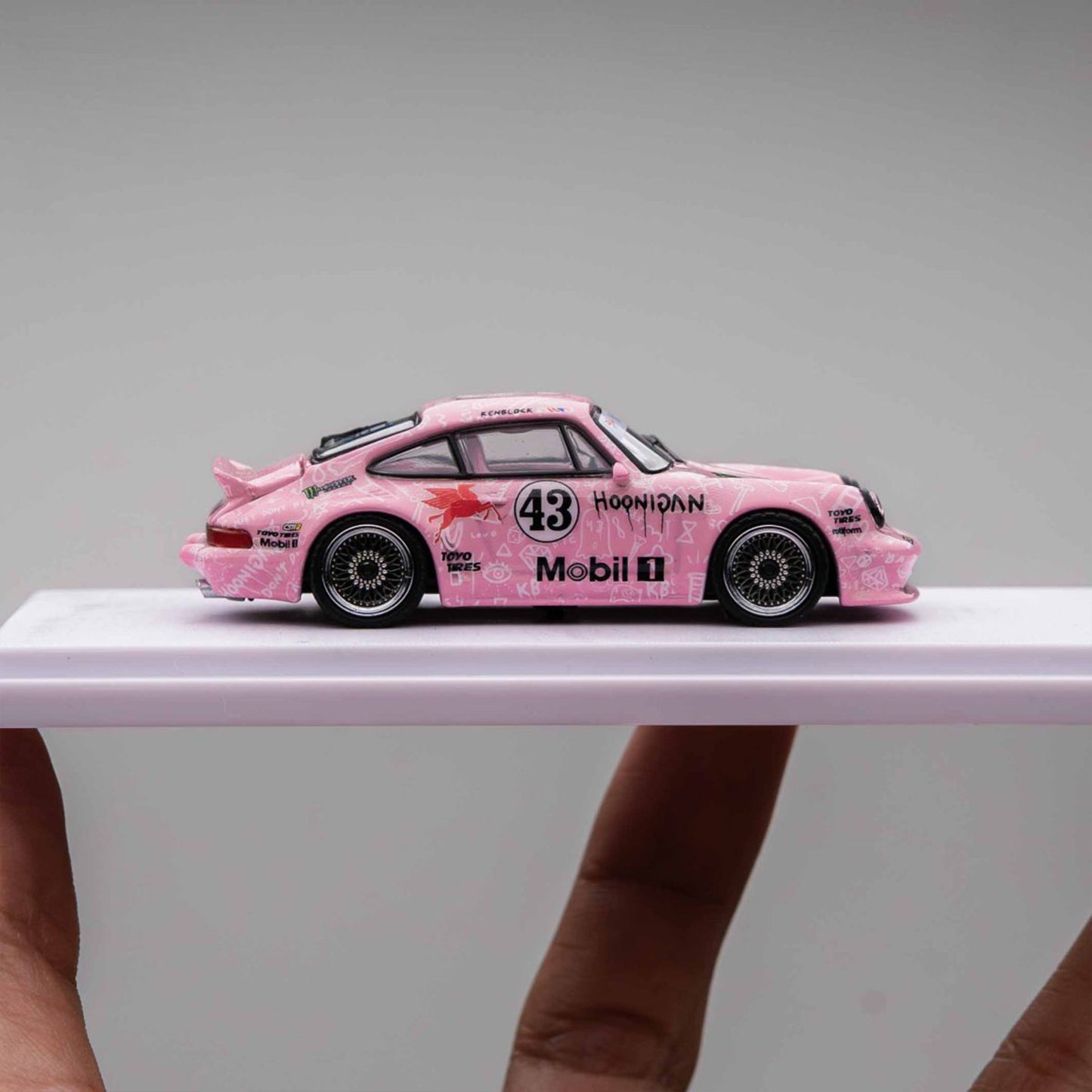 DCM 1:64 SINGER 930 TURBO STUDY BLOCK 43