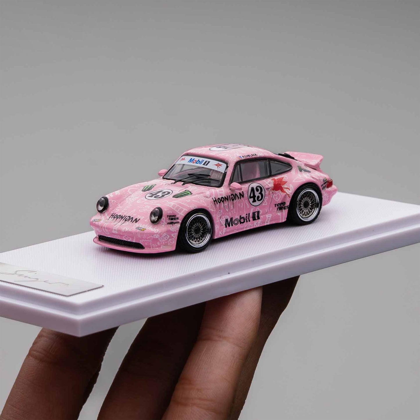 DCM 1:64 SINGER 930 TURBO STUDY BLOCK 43