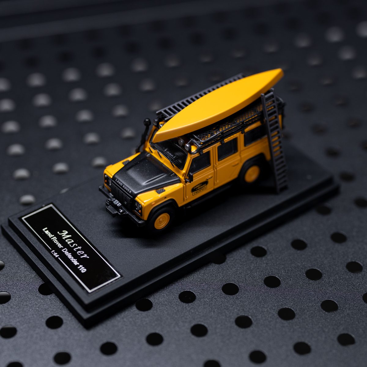 MASTER MODEL 1:64 LAND ROVER DEFENDER 110
