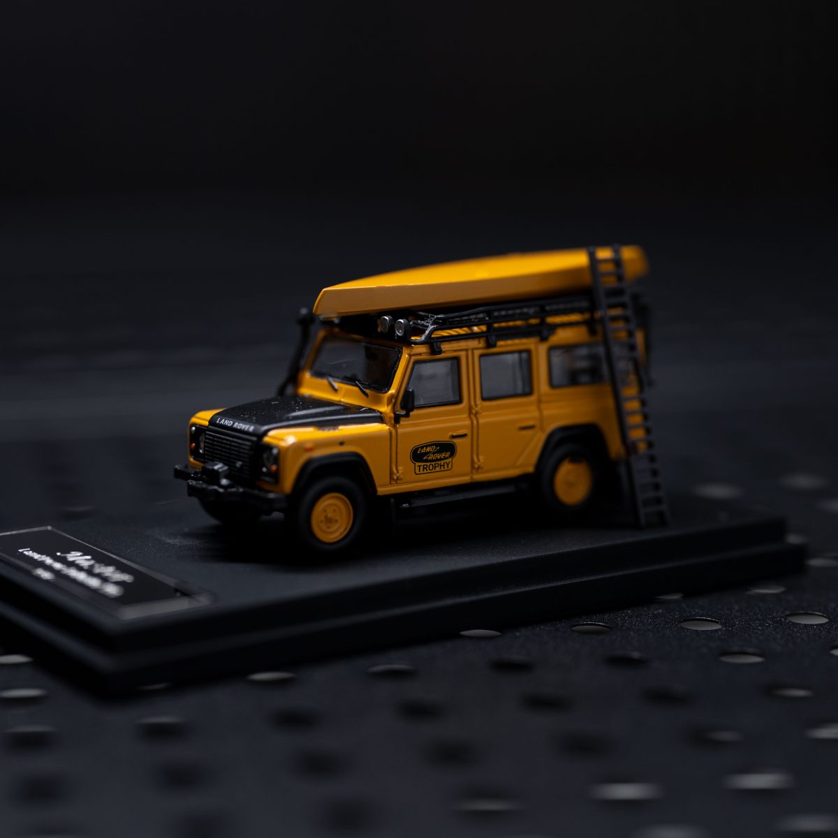 MASTER MODEL 1:64 LAND ROVER DEFENDER 110
