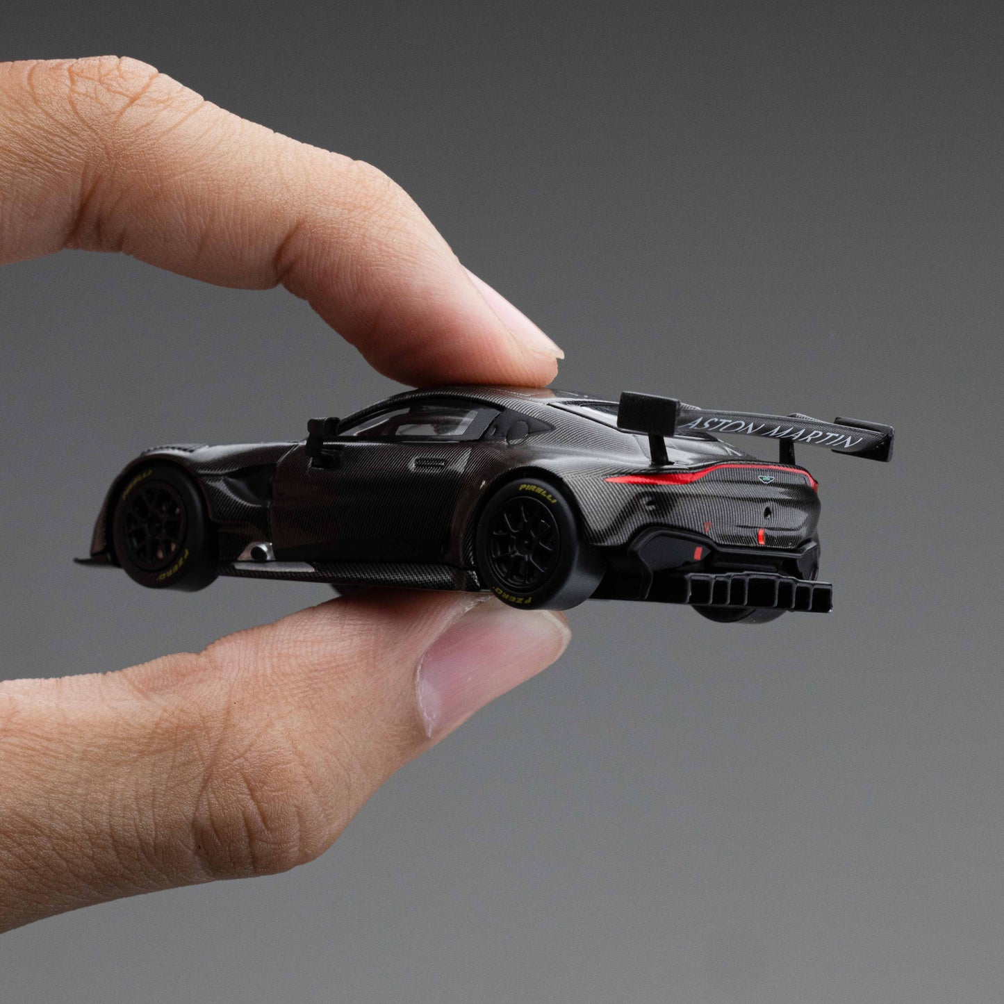 Pop Race 1:64 ASTON MARTIN VANTAGE GT3 CARBON EDITION