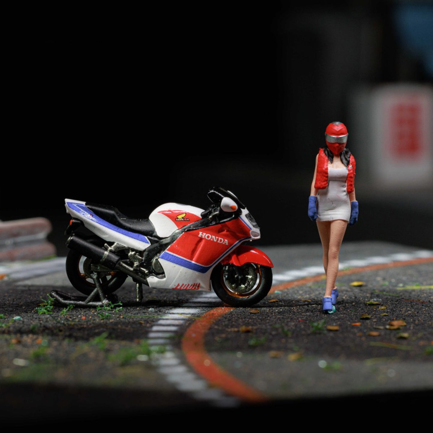 MOREART1:64 HONDA CBR1100XX RED AND WHITE STRETCH MOTORCYCLE DOLL SET RESIN MODEL
