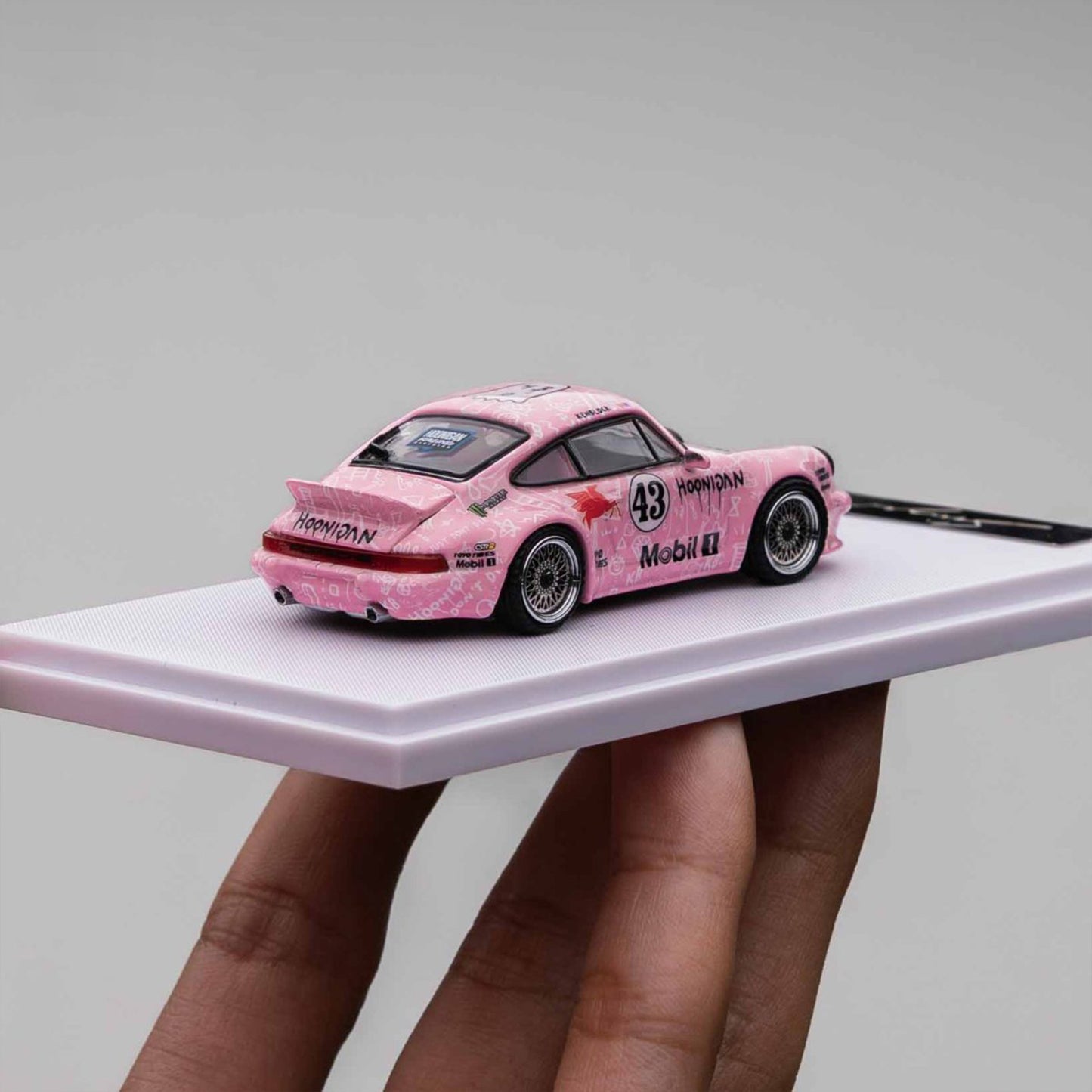 DCM 1:64 SINGER 930 TURBO STUDY BLOCK 43