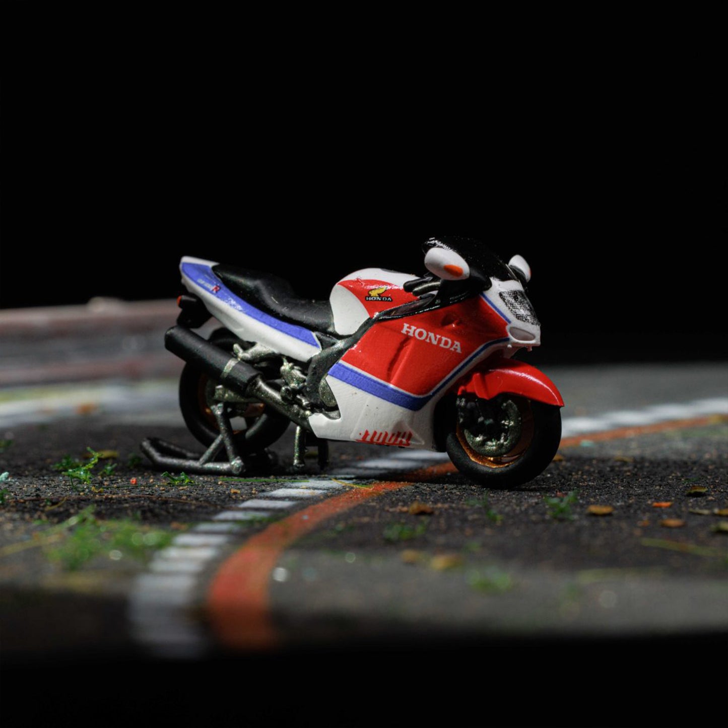 MOREART1:64 HONDA CBR1100XX RED AND WHITE STRETCH MOTORCYCLE DOLL SET RESIN MODEL