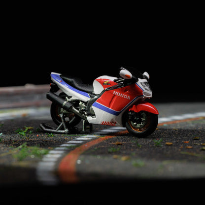MOREART1:64 HONDA CBR1100XX RED AND WHITE STRETCH MOTORCYCLE DOLL SET RESIN MODEL