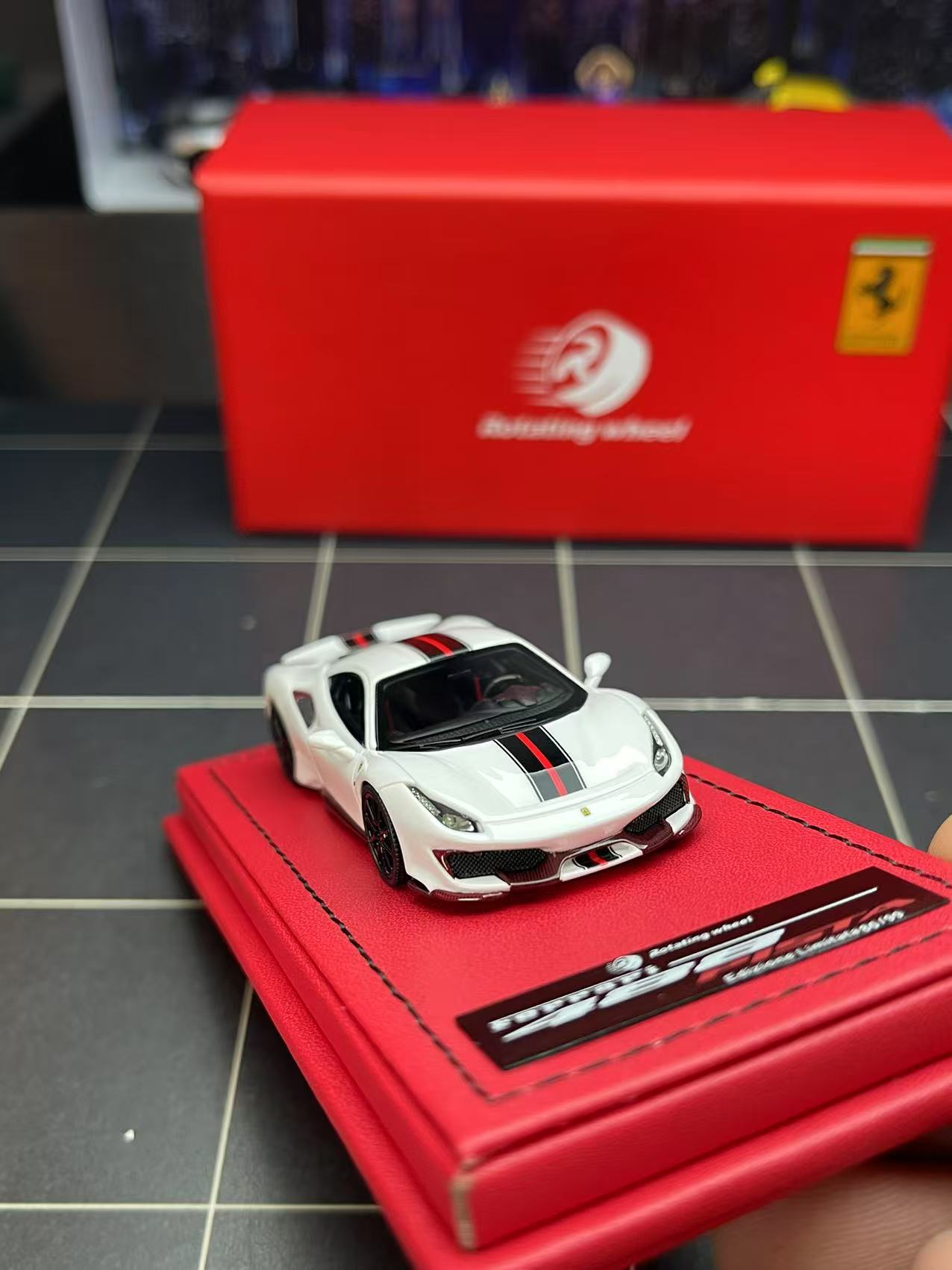 Rotating wheel 1:64 high-end resin collectible model Ferrari 488 Pista, limited edition of 99&nbsp;