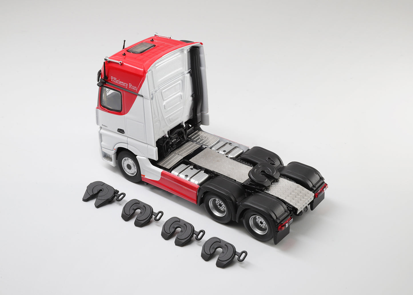 1:64 Mercedes-Benz Actros 6x2 &amp; Scalable Trailer