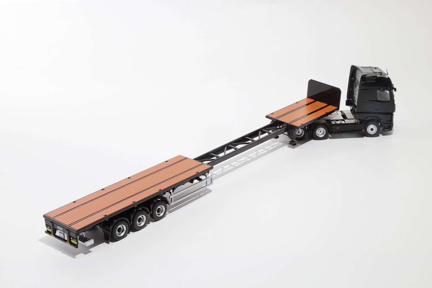 1:64 Mercedes-Benz Actros 6x2 &amp; Scalable Trailer